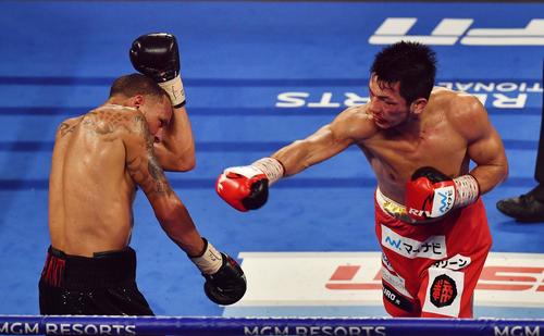 12回、挑戦者ブラント（左）に右ストレートをかわされる村田（18年10月20日撮影・菅敏）
