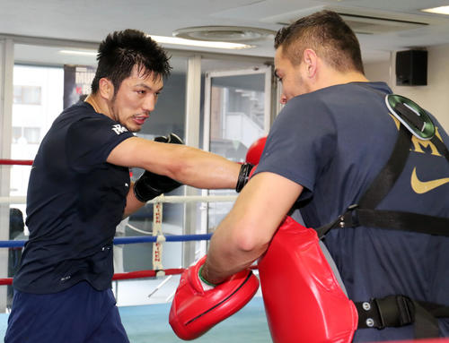 公開練習でミット打ちを行う村田（左）（撮影・垰建太）