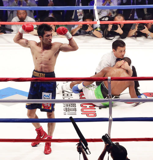 村田諒太プロ第7戦・ノンタイトルミドル級10回戦　村田諒太対ドウグラス・ダミアン・アタイジ　5回、ドウグラス・ダミアン・アタイジ（右）からTKO勝ちしガッツポーズする村田諒太（2015年5月1日撮影・江口和貴）