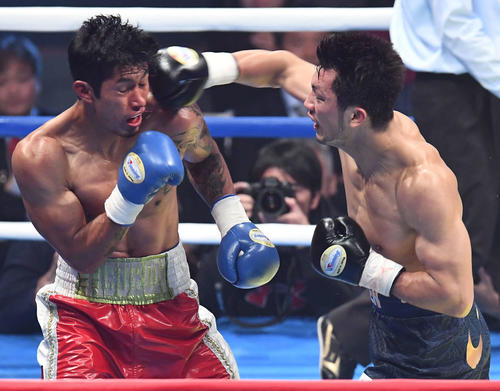 村田諒太プロ第12戦・ノンタイトルミドル級10回戦　村田諒太対ブルーノ・サンドバル　3回、村田諒太（右）はサンドバルの顔面に強烈な右ストレートを見舞う（2016年12月30日撮影・たえ見朱実）