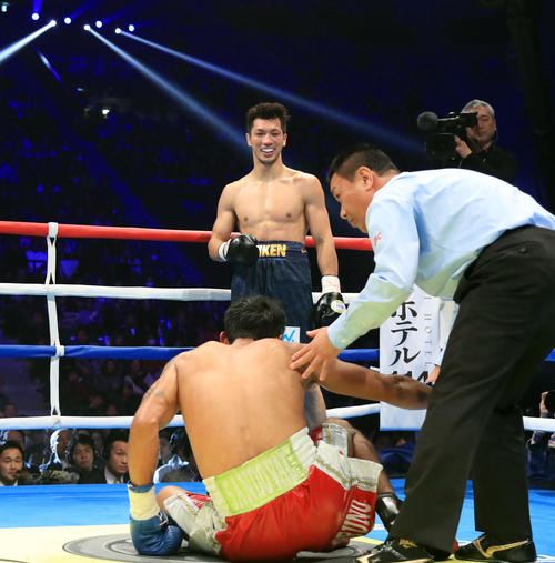 3回、右ストレートでサンドバル（手前）をマットに沈めニヤリとする村田（2016年12月30日撮影・江口和貴）