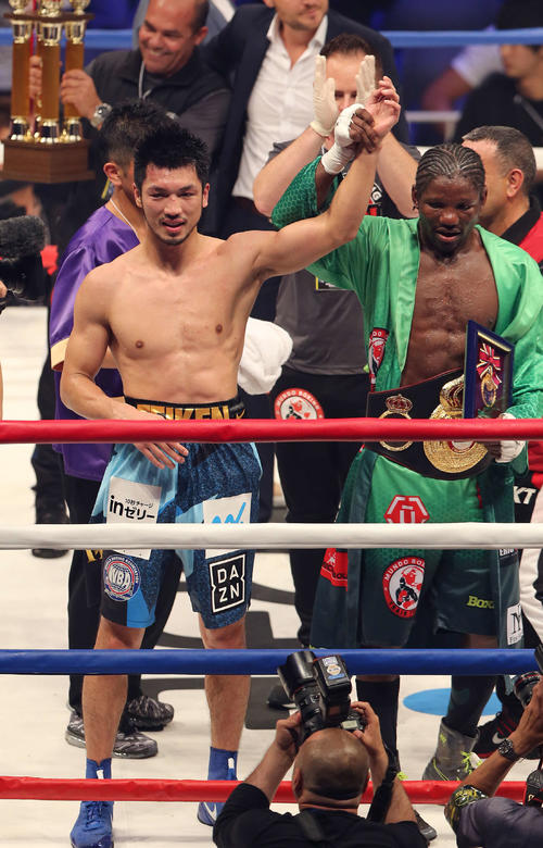 新チャンピオンのエンダム（右）に健闘をたたえられ、笑顔を見せる村田（撮影・河野匠）