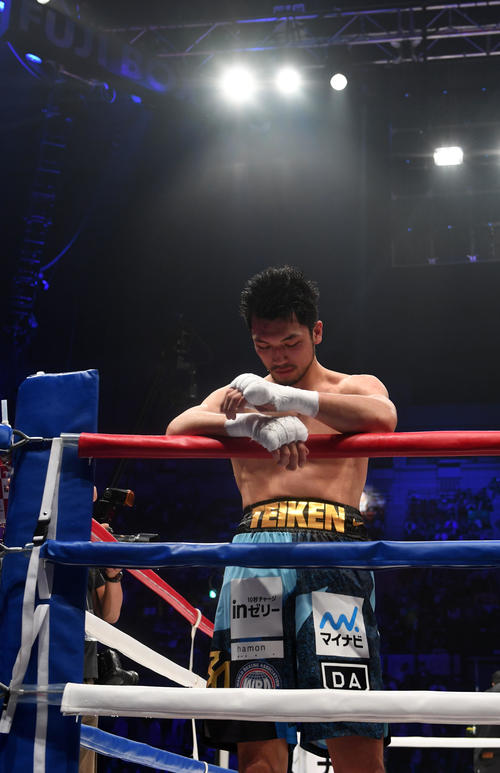 判定で敗れた村田は、ロープにもたれかかり、うつむいて目を閉じる（撮影・横山健太)