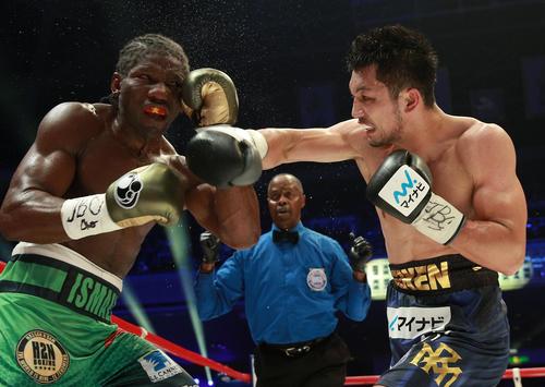 ボクシング・トリプル世界戦　WBA世界ミドル級タイトルマッチ（再戦）　村田諒太対アッサン・エンダム　6回、アッサン・エンダム（左）に右ストレートを浴びせる村田諒太（2017年10月22日撮影・中島郁夫）