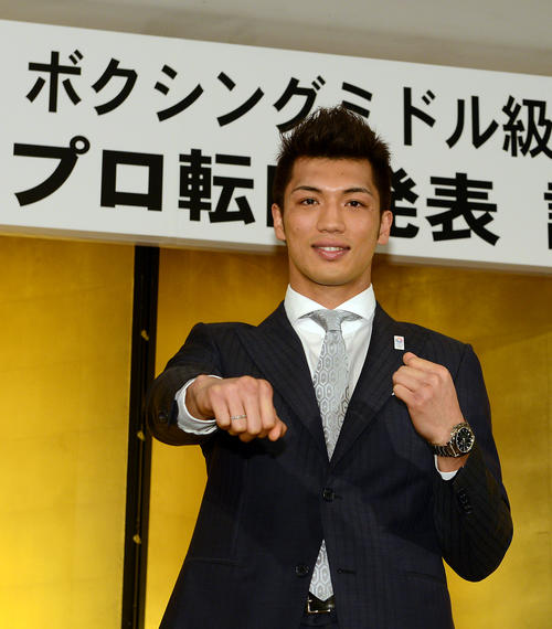 会見後、笑顔でファイティングポーズを取る村田（2013年4月12日撮影・河野匠）