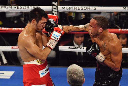 WBA世界ミドル級タイトルマッチ　10回、挑戦者ブラントに右ストレートを顔面に受ける村田諒太（2018年10月20日、米国ネバダ州ラスベガス撮影・菅敏）