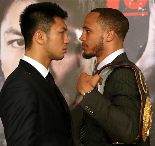 村田諒太（左）はWBA世界ミドル級タイトルマッチで王者ブラントとの再戦が決まり、フォトセッションでにらみ合う（2019年4月25日撮影・松本俊）