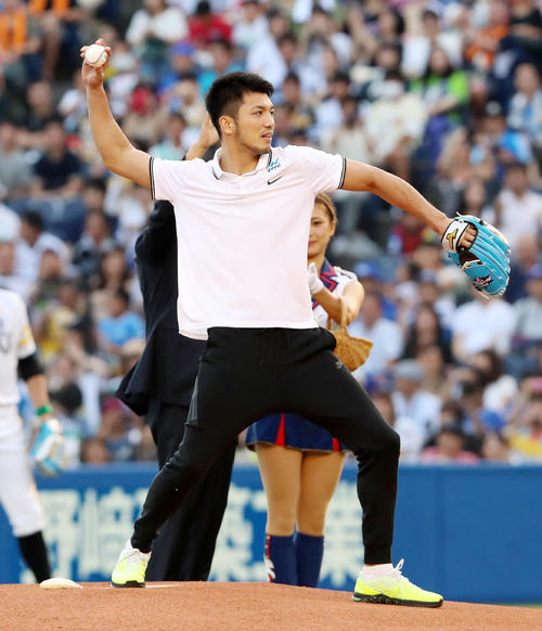 全パ対全セ　始球式を行う村田諒太（2017年7月15日、ZOZOマリンスタジアム撮影・加藤哉）
