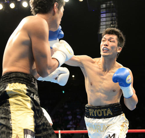 25日のプロデビュー戦で強烈な右ストレートを打ち込む村田（2013年8月25日撮影）