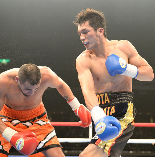 6回、ピーターソン（左）に右ストレートを振り下ろす村田（撮影・山崎安昭）