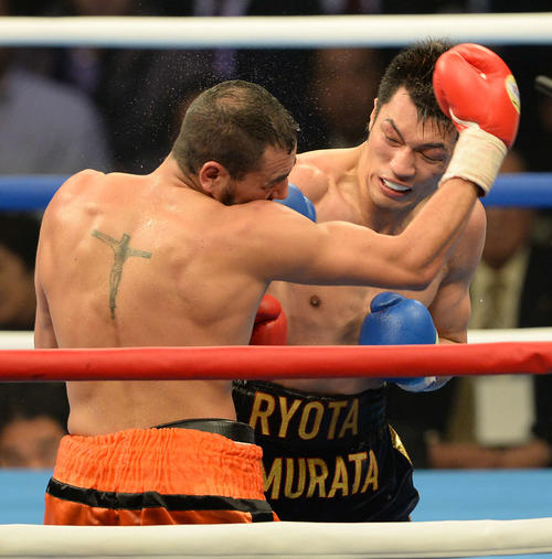 8回、強烈な右ストレートをピーターソンの顔面にヒットさせる村田（2013年12月6日撮影・たえ見朱実）
