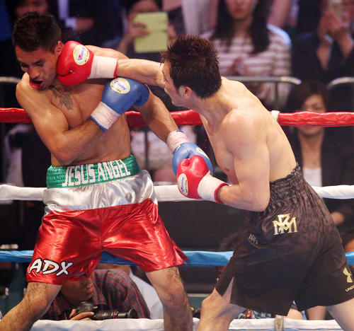 6回、ネリオの顔面に右ストレートを打ち込みTKO勝ちした村田（2014年5月22日撮影・加藤哉）