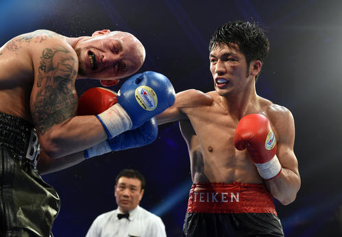 村田諒太プロ第6戦・ノンタイトルミドル級10回戦　村田諒太対ジェシー・ニックロウ　9回、村田諒太（右）はジェシー・ニックロウに右ストレートを打ち込む（2014年12月30日撮影・山崎安昭 ）