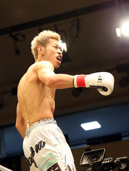 直樹対前口太尊　1回TKO勝ちし、勝ち誇る直樹（撮影・大野祥一）