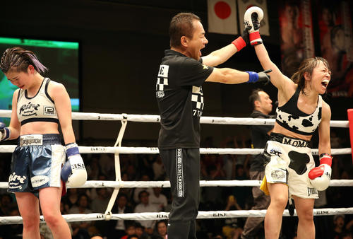 紅絹対那須川梨々　判定勝ちし雄たけびを上げる紅絹。左は涙ぐむ那須川（撮影・大野祥一）