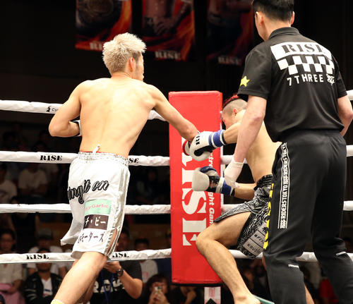直樹対前口太尊　1回、ダウンを奪う直樹（左）（撮影・大野祥一）