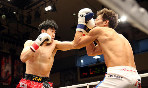 イ・ソンヒョン対松倉信太郎　パンチを放つイ・ソンヒョン（左）（撮影・大野祥一）