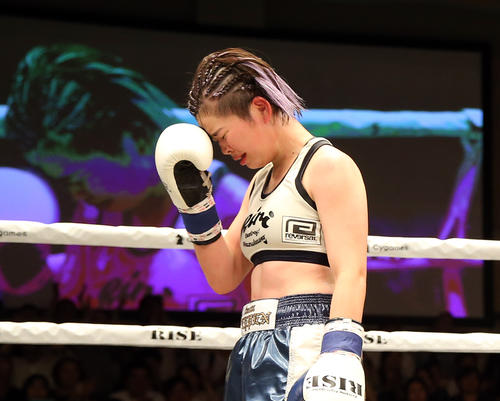 紅絹対那須川梨々　敗れて涙ぐむ那須川（撮影・大野祥一）