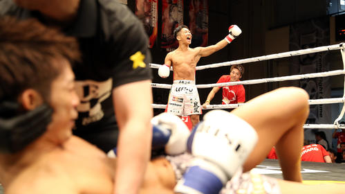 良星対有松朝　KO勝ちでガッツポーズする良星（奥）（撮影・大野祥一）