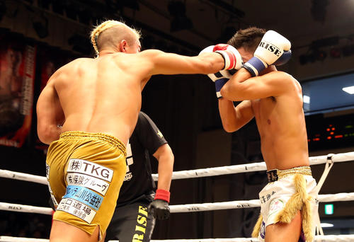 山口侑馬対森香津真　パンチを放つ山口（左）（撮影・大野祥一）