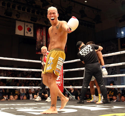 山口侑馬対森香津真　KO勝利で笑顔を見せる山口（手前）（撮影・大野祥一）