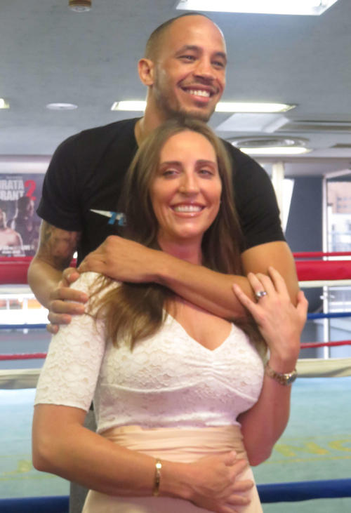 公開トレでティファニー夫人（手前）と笑顔をみせるWBA世界ミドル級王者ブラント