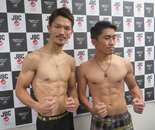計量パスしたIBF世界スーパーフェザー級4位尾川堅一（左）。右は対戦相手のメデュラ