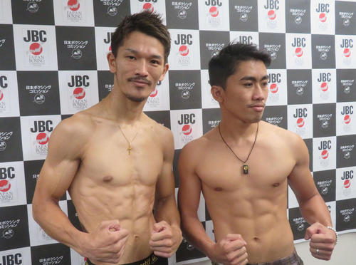 計量をパスしたIBF世界スーパーフェザー級4位尾川（左）。右は対戦相手のメデュラ