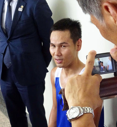全日本選手権愛知県選考会でのアマチュアデビュー戦を白星で飾った高山勝成（中央、撮影・加藤裕一）