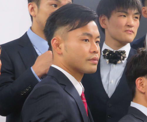 キックボクシングイベント、KOクライマックスの会見で、来年の新日本プロレス東京ドーム大会参戦の目砲を掲げた日菜太