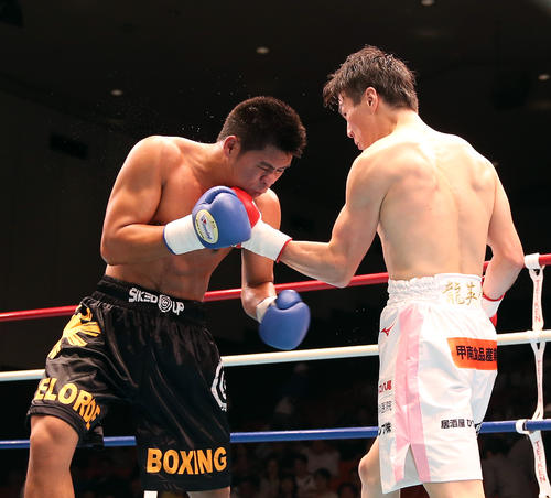 李健太対マーロン・パニアモーガン　2回、パンチを放つ李（右）（撮影・大野祥一）