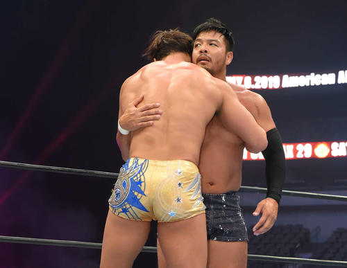 初参戦のG1クライマックス初戦で勝利し、対戦相手の飯伏と抱き合うKENTA（右）（新日本プロレス提供）