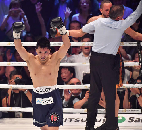 ロブ・ブラントからTKO勝利しガッツポーズする村田（撮影・上田博志）