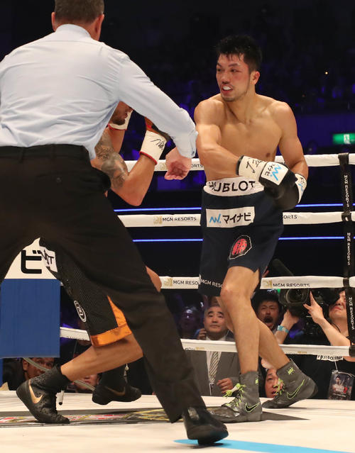 R、村田諒太（右）はロブ・ブラントに右フックでダウンを奪う（撮影・加藤哉）
