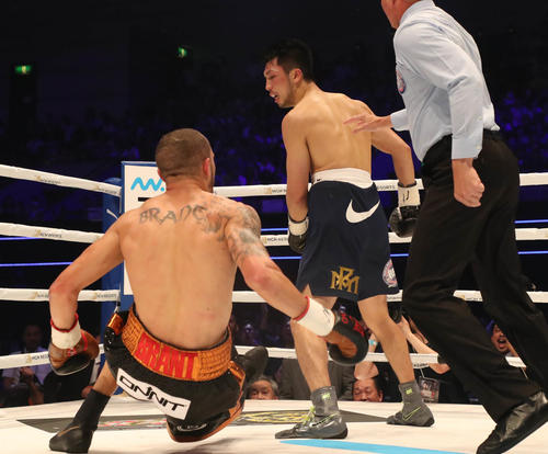 村田対ロブ・ブラント　2回、村田（右）はロブ・ブラントに右フックでダウンを奪う（撮影・加藤哉）