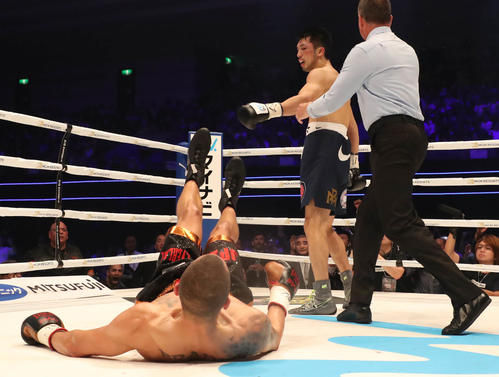 村田対ロブ・ブラント　2回、村田（右）はロブ・ブラントに右フックでダウンを奪う（撮影・加藤哉）