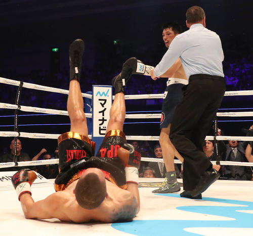 2R、村田諒太（右）はロブ・ブラントに右フックでダウンを奪う（撮影・加藤哉）