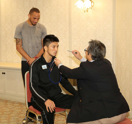 王者ブラント（左）が見つめる中、予備検診に臨んだ村田（撮影・河野匠）