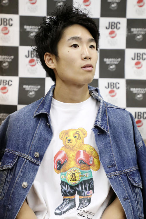 予備検診を終え記者の質問に答える拳四朗（撮影・加藤哉）