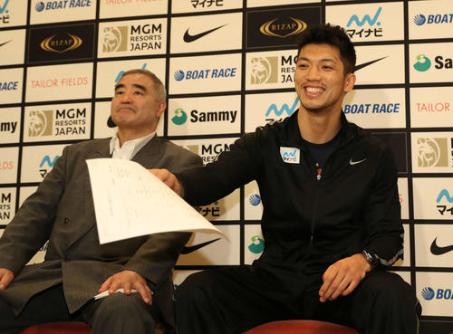 予備検診を終え、会見で笑顔を見せる村田（右）と帝拳プロモーション浜田代表（撮影・河野匠）