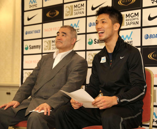 予備検診を終え、会見で笑顔を見せる村田（右）と帝拳プロモーション浜田代表（撮影・河野匠）