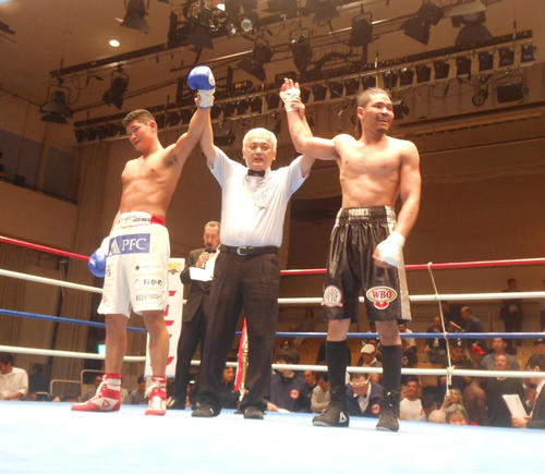 太尊康輝（左）と細川チャーリー忍（右）は引き分けでともに王座返り咲きならず