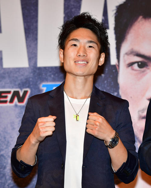村田諒太らとともに会見を行ったWBC世界ライトフライ級王者の拳四朗（撮影・清水貴仁）