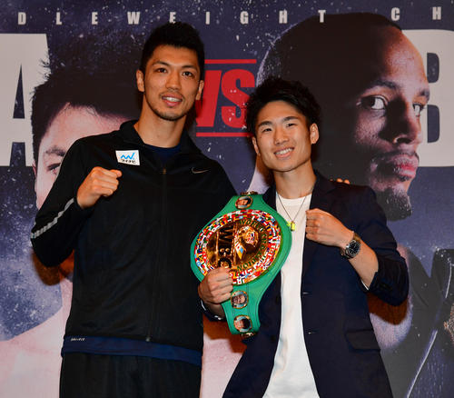12日の世界戦を前ににした会見でポーズを取る村田諒太（左）と拳四朗（撮影・清水貴仁）