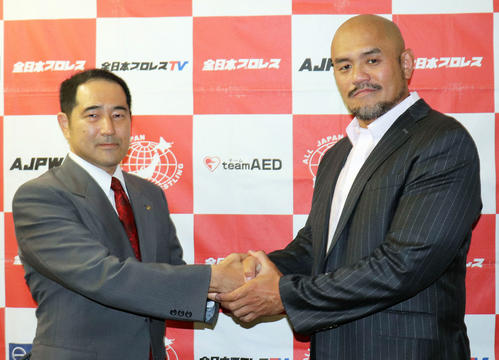 握手をかわす福田剛紀新代表取締役社長（左）と秋山準新GM（撮影・高場泉穂）