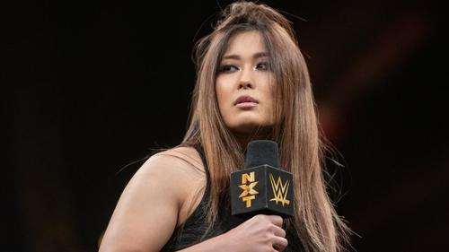 ブーイングする会場をにらみつける紫雷（Ｃ）2019WWE,Inc.AllRightsReserved