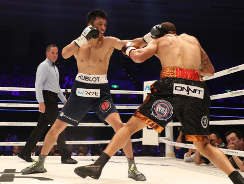 WBA世界ミドル級タイトルマッチ　村田諒太ーロブ・ブラント　1R、村田諒太（左）はロブ・ブラントに左を入れる（撮影・加藤哉）