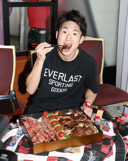 前日計量を終え早速、高級焼き肉弁当をパクリと口に運ぶ拳四朗（2019年7月11日撮影）