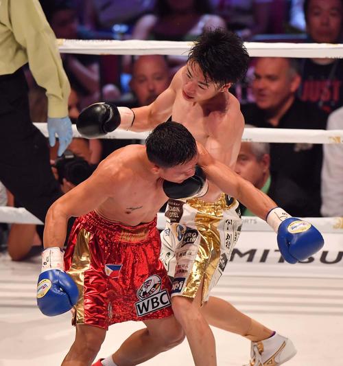 拳四朗対タコリン　4回、右フックから左アッパーのコンビネーションでダウンを奪いTKO勝利した拳四朗（撮影・上田博志）