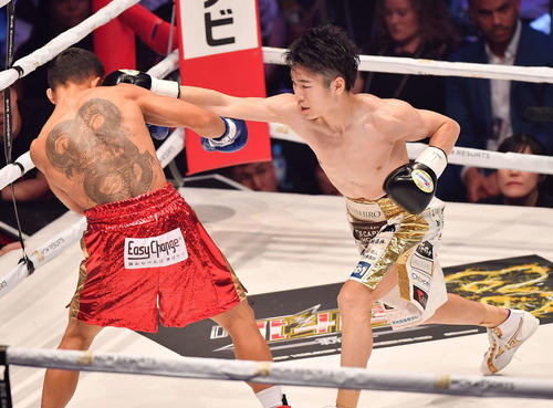 ジョナサン・タコニン対拳四朗　1回、タコニン（左）に右ストレートを見舞う拳四朗（撮影・上田博志）